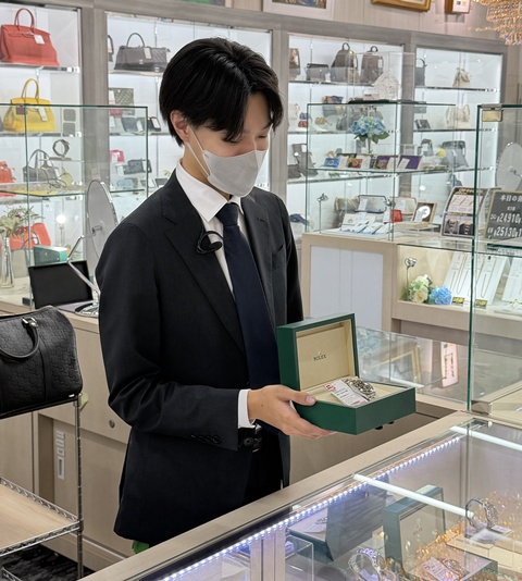 販売員として、学びながら鑑定士を目指す日々 